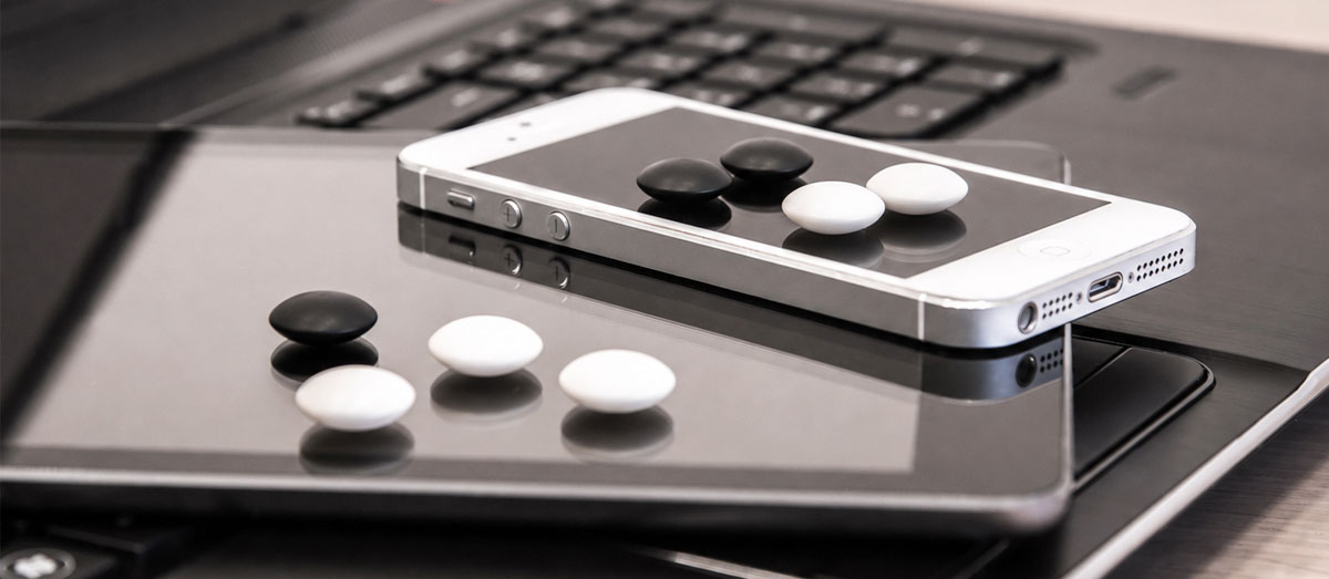 Go-Steine, liegend auf mehreren Online-Devices