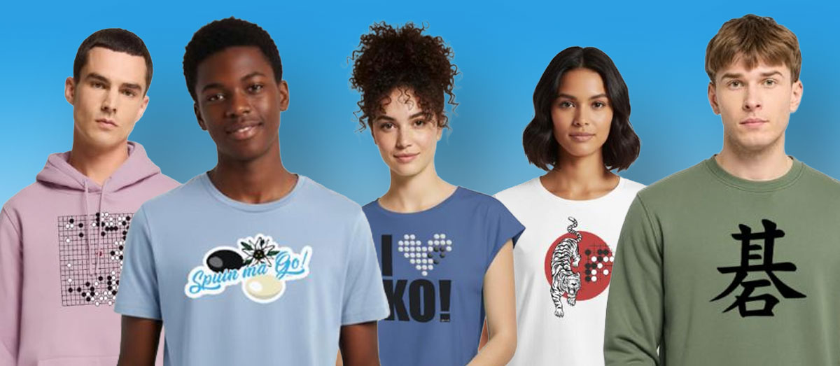 Fünf Personen mit Bekleidung aus dem Onlineshop
